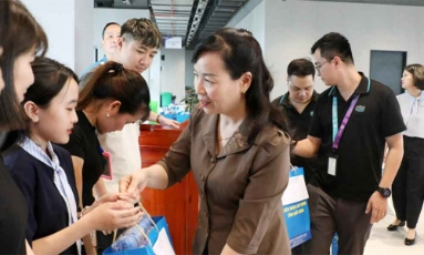   Chủ tịch Ủy ban MTTQ tỉnh Nguyễn Thị Hà thăm, động viên doanh nghiệp và người lao động